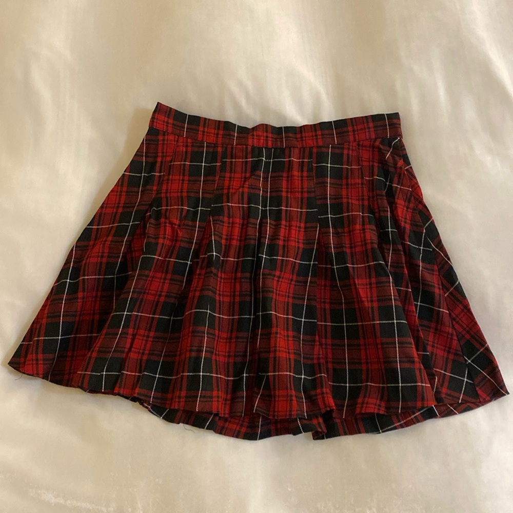 H&M Plaid Red and Black Pleated Skirt - Size 6